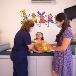 Đưa con đi bệnh viện ở Nhật: quên 1 thứ là mất tiền oan